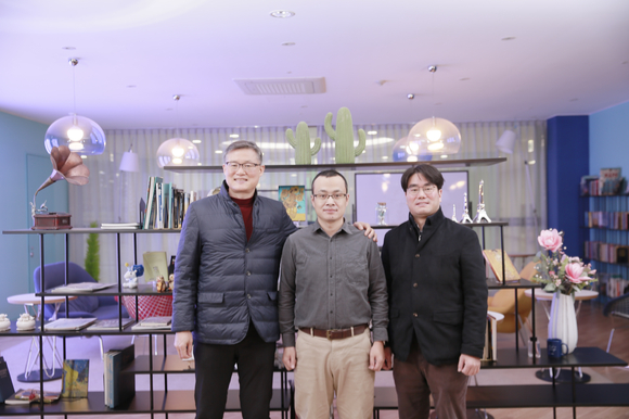 질소 가스, 금속 구슬, 지지체를 용기에 넣고 회전시킨다. 구슬에서 떨어져 나온 금속 원자가 지지체에 박힌다. 지지체 내 포함된 질소 성분이 마치 자석처럼 금속 원자를 잡아당겨 지지체에 고정되는 것을 돕는다. 금속의 산화를 막고 단원자 금속을 안정시키는 역할도 한다. [사진=유니스트]