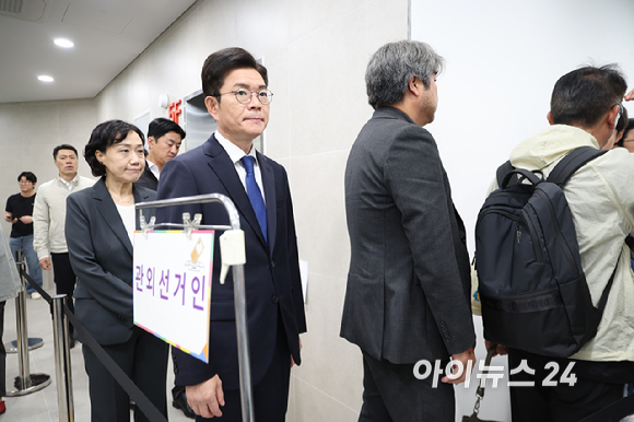 정원오 더불어민주당 서울시장 후보가 제9회 전국동시지방선거 사전투표 첫 날인 29일 오전 서울 중구 소공동행정복합청사에 마련된 사전투표소에서 투표하기 위해 대기하고 있다. [사진=곽영래 기자]