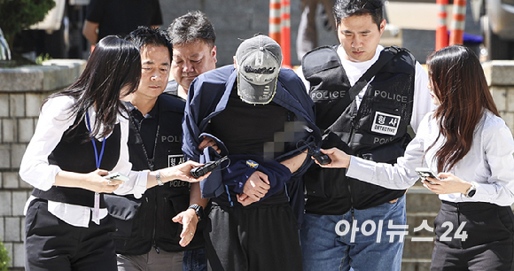 배우 김규리 씨 자택에 침입해 강도 행각을 벌인 혐의를 받는 40대 남성이 22일 오후 서울 서초구 서울중앙지법에서 열리는 구속 전 피의자 심문(영장실질심사)에 출석하고 있다. [사진=사진공동취재단]