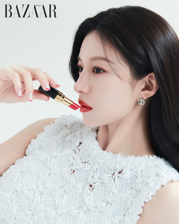 배우 고윤정이 화보 촬영에서 포즈를 취하고 있다. [사진=하퍼스 바자]