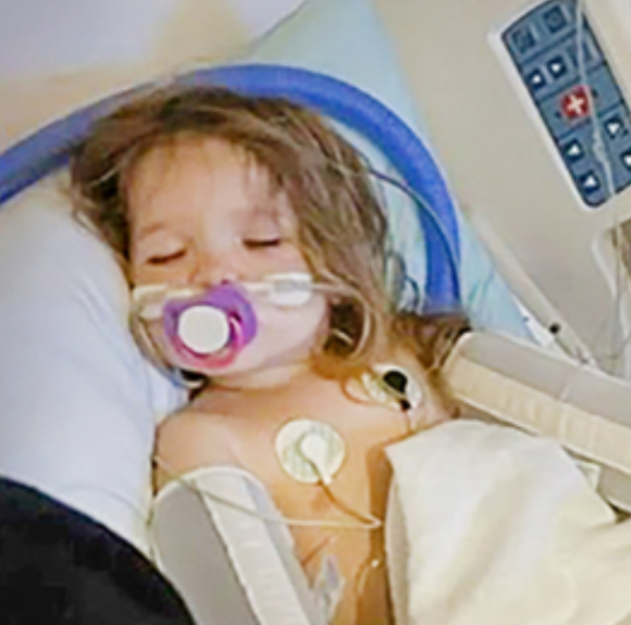 두 살배기 여아가 친척들의 '뽀뽀 세례' 이후 갑작스러운 감기 증상을 보이다 기절해 응급실로 실려간 사건이 알려졌다. 사진은 해당 아기. [사진=X 갈무리]