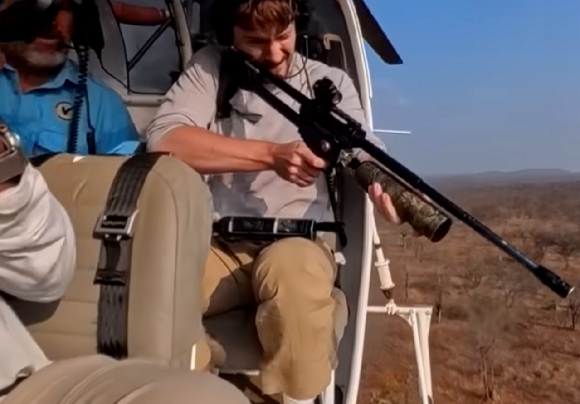 구독자 4억4800만 명을 보유한 세계 1위 유튜버 '미스터비스트(MrBeast)'가 헬리콥터를 타고 야생 기린을 향해 총을 쏘는 영상을 공개해 누리꾼들의 비판을 불러왔다. 사진은 미스터비스트. [사진=유튜브 @미스터비스트]