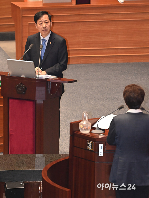 구윤철 경제부총리 겸 기획재정부 장관이 17일 서울 여의도 국회에서 열린 본회의에서 경제 분야 관련 대정부질문에서 질의에 답변하고 있다. [사진=곽영래 기자]