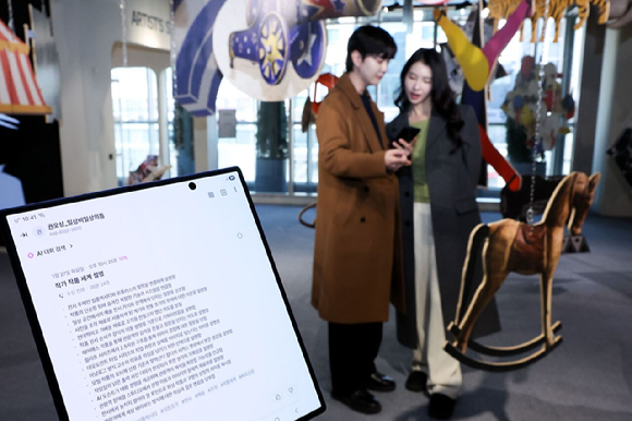 사진은 일상비일상의틈 by U+에서 관람객들이 익시오 AI 도슨트를 이용해 권오상 작가의 전시를 감상하고 있는 모습. [사진=LGU+]