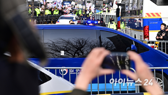 내란 수괴와 직권남용 등의 혐의를 받는 윤석열 대통령의 구속 전 피의자 심문(영장실질심사)을 앞둔 18일 서울 마포구 서부지방법원에 윤 대통령이 탑승한 호송차량이 도착하고 있다. [사진=곽영래 기자]