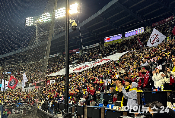 KBO가 2024-2026년까지 3년간 KBO 게임 라이선스 사업 을 대행하게 될 업체를 입찰 모집한다. 사진은 2023 KBO리그 한국시리즈 1차전이 열린 잠실구장 전경. [사진=정소희 기자]