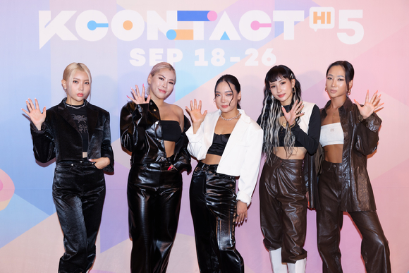 '케이콘택트(KCON:TACT)'의 다섯 번째 시즌 '케이콘택트 하이 파이브'가 지난 25일 열렸다. '스트릿우먼파이터'에 출연하는 댄스팀 라치카가 참석해 포토타임을 갖고 있다. [사진=Mnet]