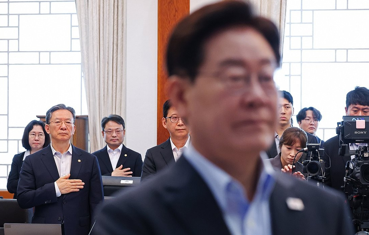 이재명 대통령과 정성호 법무부장관이 지난 4일 청와대에서 열린 국무회의에서 국민의례를 하고 있다. 2026.8.4 [청와대통신사진기자단] [사진=연합뉴스]