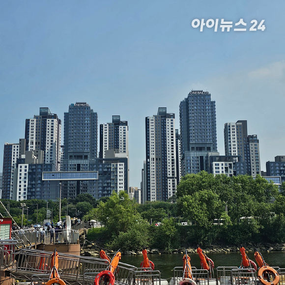 세빛섬에서 바라본 반포 래미안 원베일리 아파트 전경 2024. 06.19 [사진=이효정 기자 ]