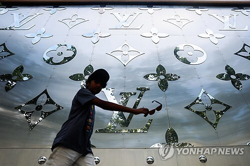 프랑스 파리의 명품 브랜드 매장. [사진=EPA 연합뉴스 자료사진]