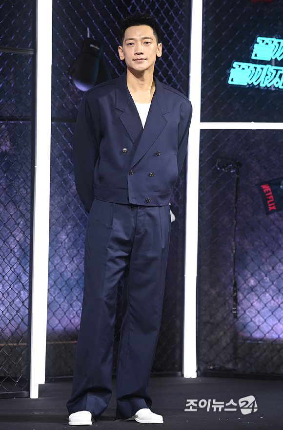 배우 정지훈이 31일 오전 서울 중구 앰배서더 서울 풀만 호텔에서 열린 넷플릭스 시리즈 '사냥개들' 시즌2 제작발표회에서 포토타임을 갖고 있다. [사진=곽영래 기자]