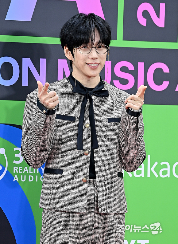 가수 권정렬이 20일 서울 구로구 고척돔에서 열린 '2025 멜론뮤직어워드(MMA2025)' 레드카펫에서 포즈를 취하고 있다. [사진=곽영래 기자]