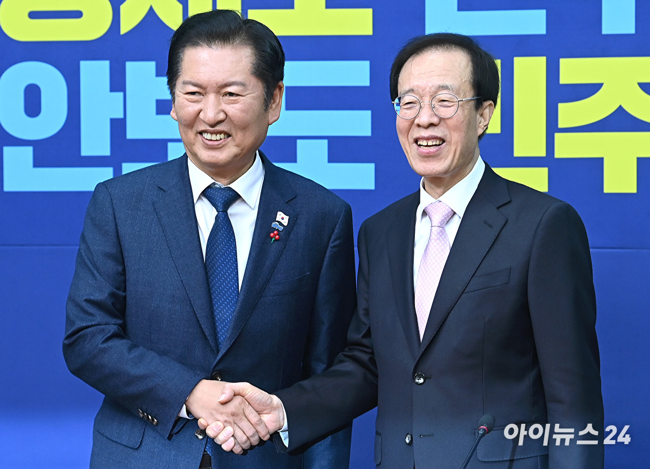 정청래 더불어민주당 대표가 11일 서울 여의도 국회에서 이석연 국민통합위원장을 접견해 기념촬영을 하고 있다. [사진=곽영래 기자]