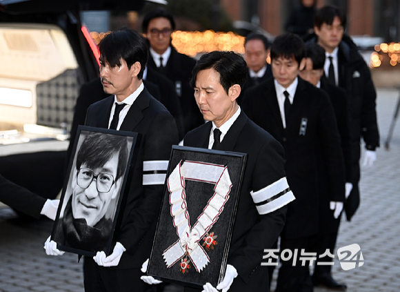 故 안성기 추모 미사&middot;영결식이 9일 오전 서울 명동성당에서 엄수됐다.배우 정우성, 이정재가 고인의 영정과 금관문화훈장을 들고 있다. [사진=곽영래 기자]