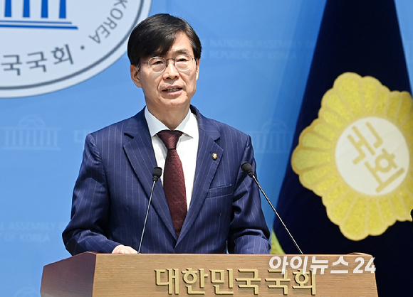 조경태 국민의힘 의원이 8일 서울 여의도 국회 소통관에서 정치 현안 관련 기자회견을 하고 있다. [사진=곽영래 기자]