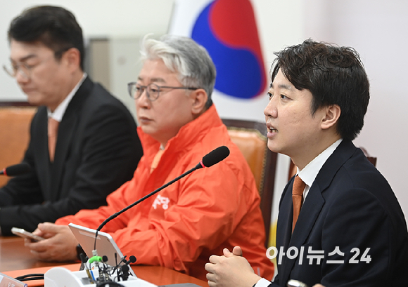 이준석 개혁신당 대표와가 4일 서울 여의도 국회에서 열린 개혁신당 최고위원회의에서 발언을 하고 있다. [사진=곽영래 기자]