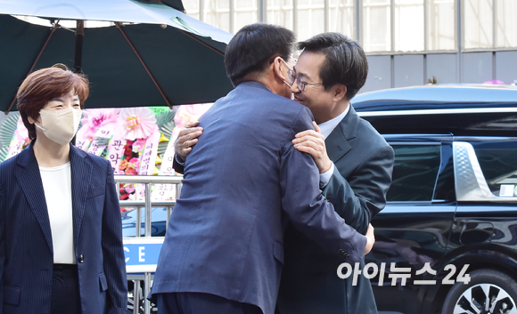 김동연 경기도지사 당선인이 7일 서울 여의도 더불어민주당 중앙당사를 방문해 관계자들과 인사를 나누고 있다. [사진=국회사진취재단]