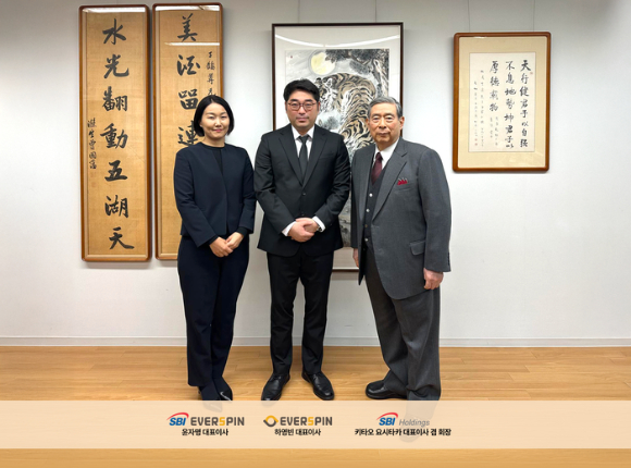 (왼쪽부터) 윤자명 SBI에버스핀 대표, 하영빈 에버스핀 대표, 기타오 요시타카 SBI 홀딩스 대표이사 겸 회장이 글로벌 보안강화 협약을 체결한 후 기념촬영을 하고 있다. [사진=에버스핀]