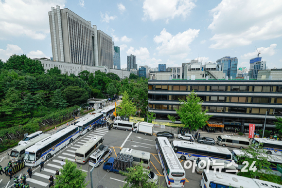 윤석열 전 대통령의 구속 여부를 가를 구속영장실질 심사가 열리는 9일 서울 서초구 서울중앙지방법원이 경찰 차 벽 등으로 경계가 삼엄한 모습을 보이고 있다. [사진=사진공동취재단]