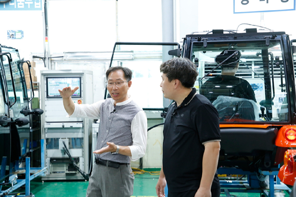 지난 2022년 11월 8일 이재용 삼성전자 회장이 삼성전자로부터 스마트공장 구축 지원을 받은 부산 소재 도금 기업 '동아플레이팅'을 방문해 제조 현장을 둘러보고 있다. [사진=삼성전자]