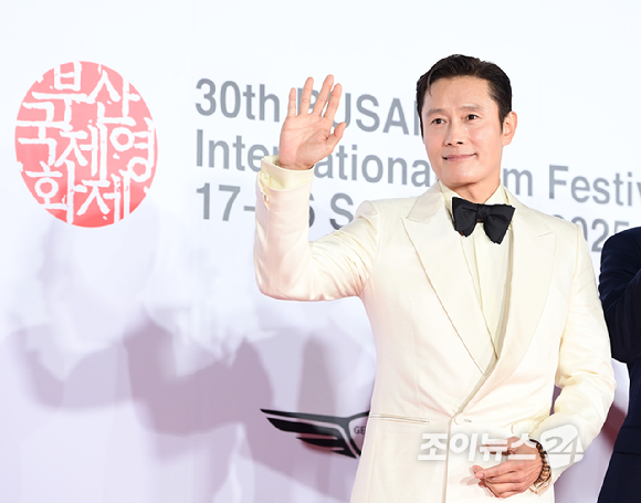 배우 이병헌이 17일 오후 부산광역시 해운대구 영화의 전당에서 열린 제30회 부산국제영화제 개막식 레드카펫 행사에 참석하고 있다. [사진=정소희 기자]