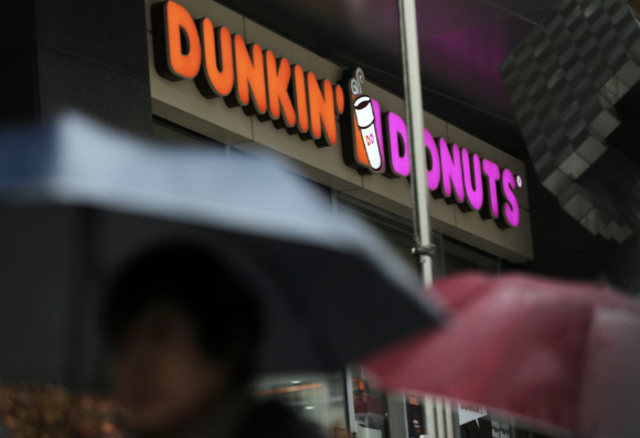 14일 서울 시내 한 던킨도너츠 매장 앞으로 사람들이 지나가고 있다. 2012.12.14 [사진=연합뉴스]