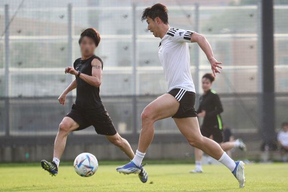 축구선수 손흥민이 6일 오후 경기 성남시 성남FC 클럽하우스에서 열린 비공개 연습 경기에서 드리블을 하고 있다. [사진=뉴시스]