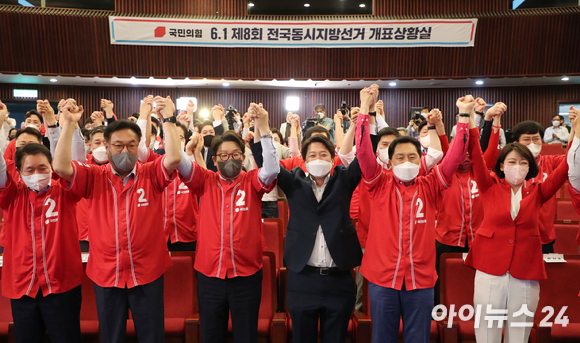 이준석 국민의힘 대표와 권성동 원내대표 등 당 지도부가 1일 오후 서울 여의도 국회도서관에 마련된 제8회 전국동시지방선거 개표상황실에서 출구조사를 지켜보며 환호하고 있다. [사진=국회사진취재단]