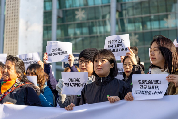 INC5에 옵저버로 참여 중인 WWF를 비롯한 국제 환경 NGO들이 협상 중반을 맞아 강력하고 야심찬 협약 성안을 촉구하기 위해 공동 기자회견을 진행했다. [사진= WWF]