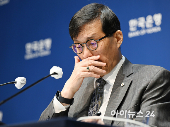 이창용 한국은행 총재가 25일 서울 중구 한국은행 본관에서 열린 금융통화위원회 본회의를 마친후 통화정책방향 기자 간담회를 열고 기자들의 질문을 받고 있다. [사진=사진공동취재단]