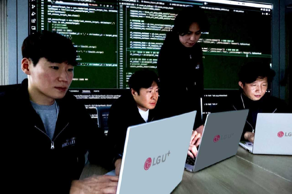 LG유플러스 임직원이 모의해킹 진행 상황에 대한 정보를 공유하고 있다. [사진=LGU+]