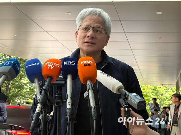 젠슨 황 엔비디아 CEO가 5일 방한해 김포국제공항에서 취재진의 질문에 답하고 있다. [사진=권서아 기자]