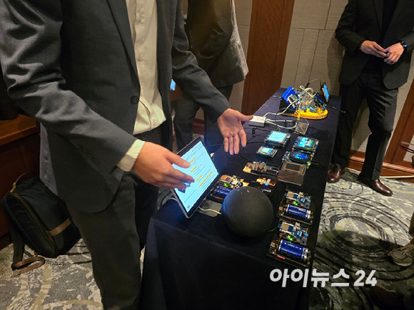 최경화 ST마이크로일렉트로닉스 한국 MCU 총괄 이사가 19일 서울 강남구 노보텔 엠배서더 서울강남에서 열린 'STM32 신제품 발표회'에서 신제품 소개와 사업 설명을 하고 있다. [사진=김종성 기자]