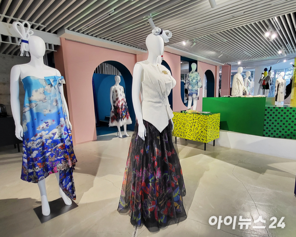 한국엡손은 지난 12일 서울 종로구 도화서길에서 이상봉 디자이너와 함께하는 친환경 패션쇼 및 전시 '이상봉, 그의 상상을 프린트하다'를 개최했다. [사진=서민지 기자]