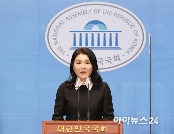류여해 전 자유한국당 최고위원이 9일 서울 여의도 국회 소통관에서 복당 기자회견을 하고 있다. [사진=정소희 기자]