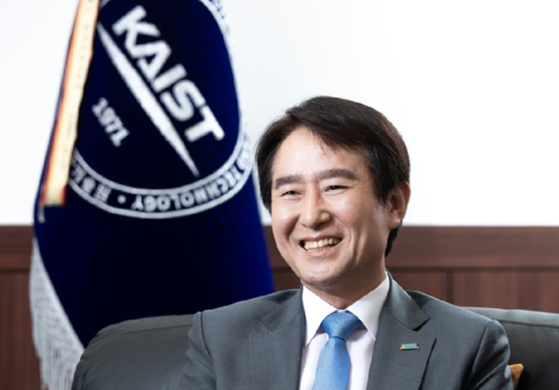 배충식 KAIST 총장이 기자간담회에서 5대 전략에 대해 설명하고 있다. [사진=KAIST]