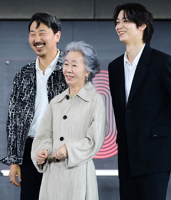 배우 윤여정이 19일 오후 부산광역시 해운대구 우동 영화의 전당에서 열린 제30회 부산국제영화제(BIFF) '결혼 피로연' 야외무대인사 행사에 참석하고 있다. [사진=정소희 기자]