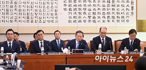 정성호 법무부 장관이 3일 서울 여의도 국회에서 열린 윤석열 정권 정치검찰 조작기소 의혹사건 진상규명 국정조사 특별위원회 전체회의에서 질의에 답변하고 있다. [사진=곽영래 기자]