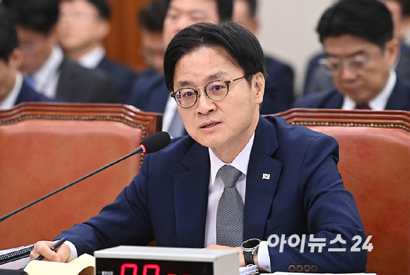 김정관 산업통상부 장관이 지난 6일 서울 여의도 국회에서 열린 산업통상자원중소벤처기업위원회 국정감사에서 의원 질의에 답변하고 있다. [사진=곽영래 기자]