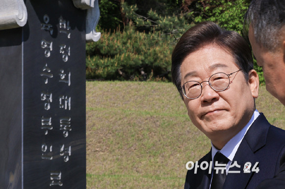 이재명 더불어민주당 대선 후보가 28일 서울 동작구 현충원 박정희 전 대통령 묘소를 참배하고 있다. [사진=곽영래 기자]