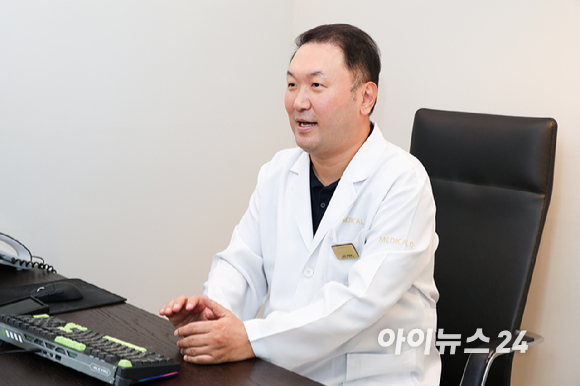 장동훈 메디컬오 한의원 대표원장이 6일 강남구 신사동 메디컬오 한의원에서 진행된 아이뉴스24와의 인터뷰에서 포즈를 취하고 있다. [사진=문수지 기자]