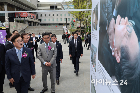 21일 서울 종로구 광화문 광장에서 열린 제61회 한국보도사진전 '순간의 포착, 진실의 기록' 개막식에서 참석자들이 개막을 알리는 커팅식을 하고 있다. 왼쪽부터 유인촌 문화체육관광부 장관, 권영세 국민의힘 비상대책위원장, 이호재 한국사진기자협회장, 우원식 국회의장, 박찬대 더불어민주당 대표 직무대행 겸 원내대표, 오세훈 서울시장. [사진=사진공동취재단]