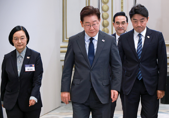 이재명 대통령이 13일 청와대에서 열린 국가재정전략회의에 입장하고 있다. 왼쪽부터 한성숙 총리, 이재명 대통령, 박홍근 기획처 장관, 강훈식 비서실장. 2026.7.13 [사진=연합뉴스]