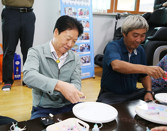 이병환 성주군수(왼쪽)가 주민들과 잉크아트 프로그램에 동참하고 있다. [사진=성주군]