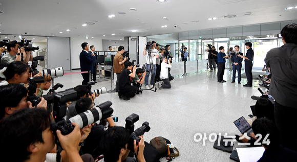 김지용 중대범죄수사청장 후보자가 8일 오후 서울 종로구 정부서울청사 창성동 별관에 마련된 인사청문회 준비단 사무실로 첫 출근하고 있다. [사진=곽영래 기자]