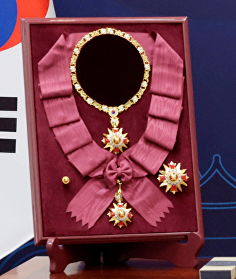 이 대통령이 트럼프 대통령에게 수여한 무궁화 대훈장. 2025.10.29 [대통령실통신사진기자단] [사진=연합뉴스]