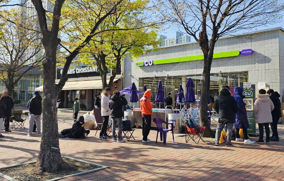 지난 4월 CU올림픽광장점(서울 송파구)에서 열린 첫 번째 렛주고 행사에는 판매 시작 2시간 전부터 200m에 이르는 긴 대기줄이 섰다. [사진= CU]