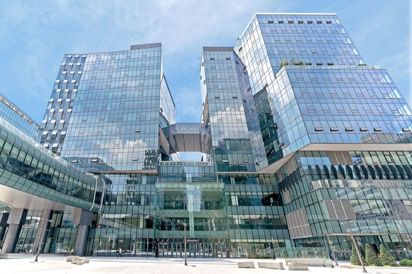 카카오 '아지트' 1층에 마련된 대형 미디어 파사드의 모습. [사진=카카오]