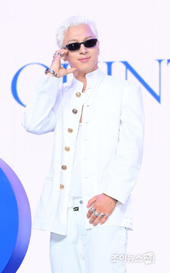 가수 태양이 18일 오후 서울 마포구 상암동 큐브컨벤션센터에서 열린 TAEYANG 정규 4집 'QUINTESSENCE'(퀸테센스) 음감회에 참석해 포토타임을 갖고 있다. [사진=정소희 기자]