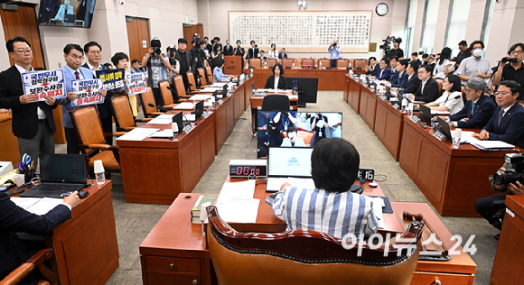 국민의힘 법사위원들이 8일 서울 여의도 국회에서 열린 법제사법위원회 전체회의에서 서영교 위원장에게 항의하고 있다. [사진=곽영래 기자]